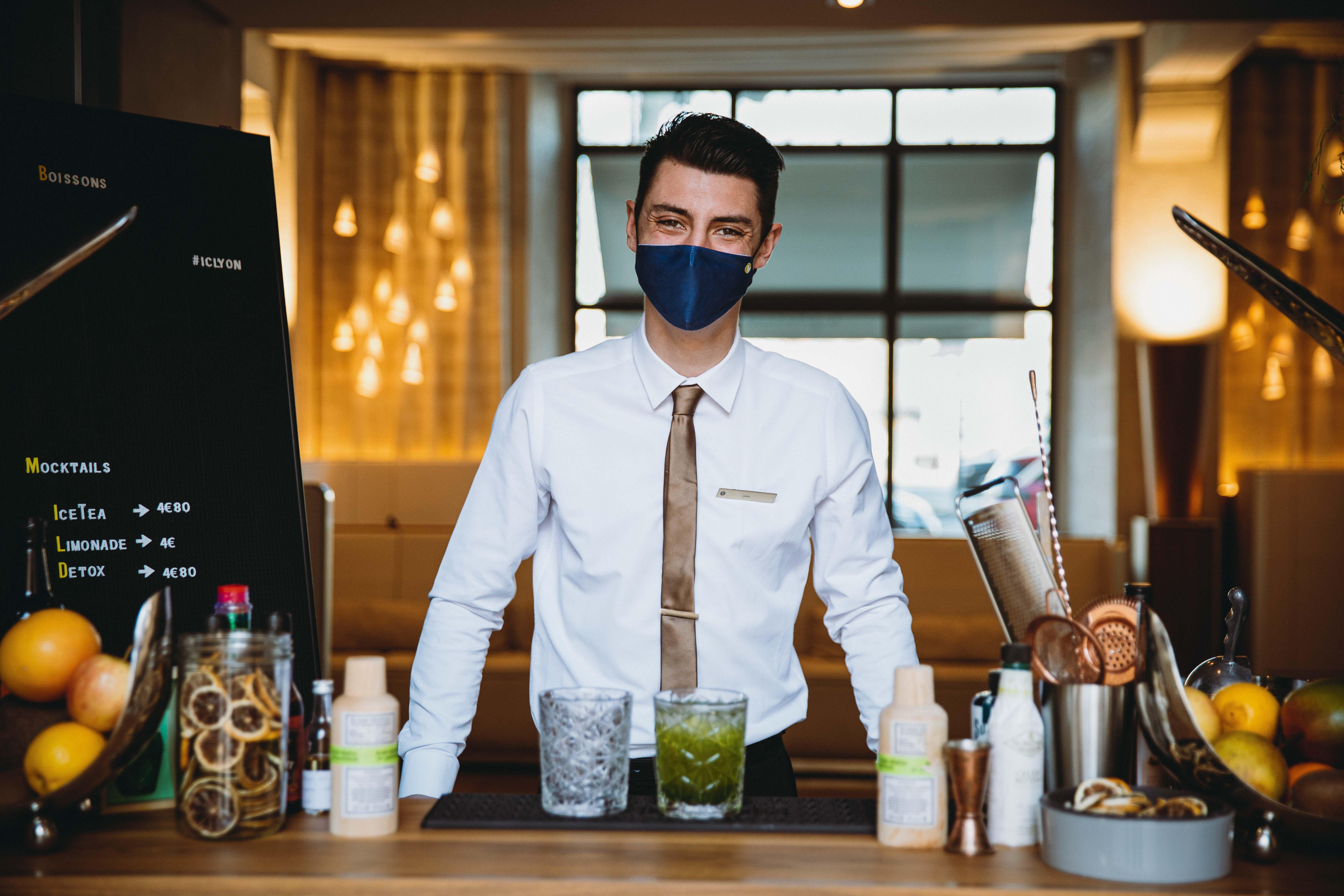 Intercontinental Lyon - Hotel Dieu By Ihg Esterno foto A bartender wearing a face mask
