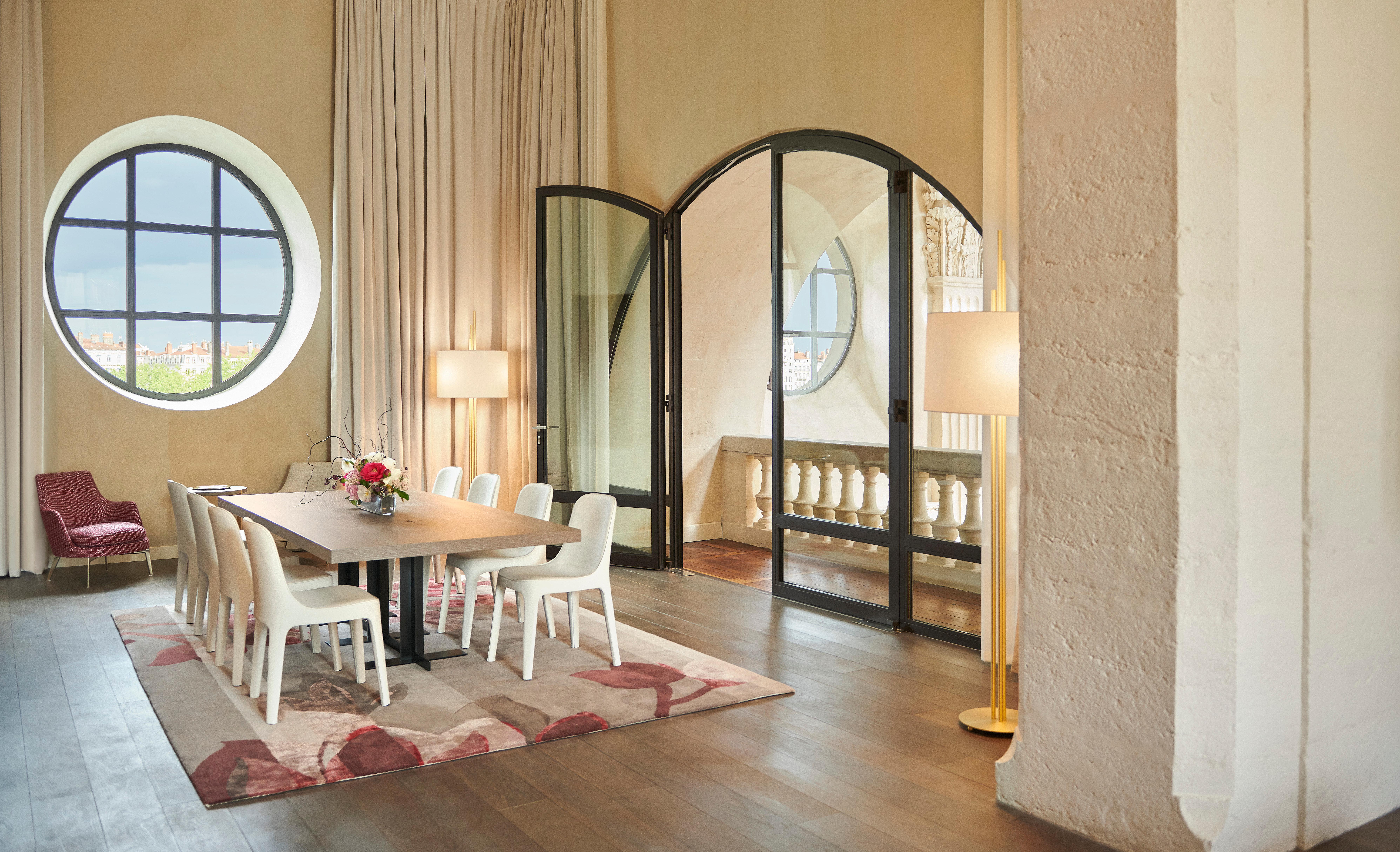 Intercontinental Lyon - Hotel Dieu By Ihg Esterno foto The dining room of a suite at the hotel