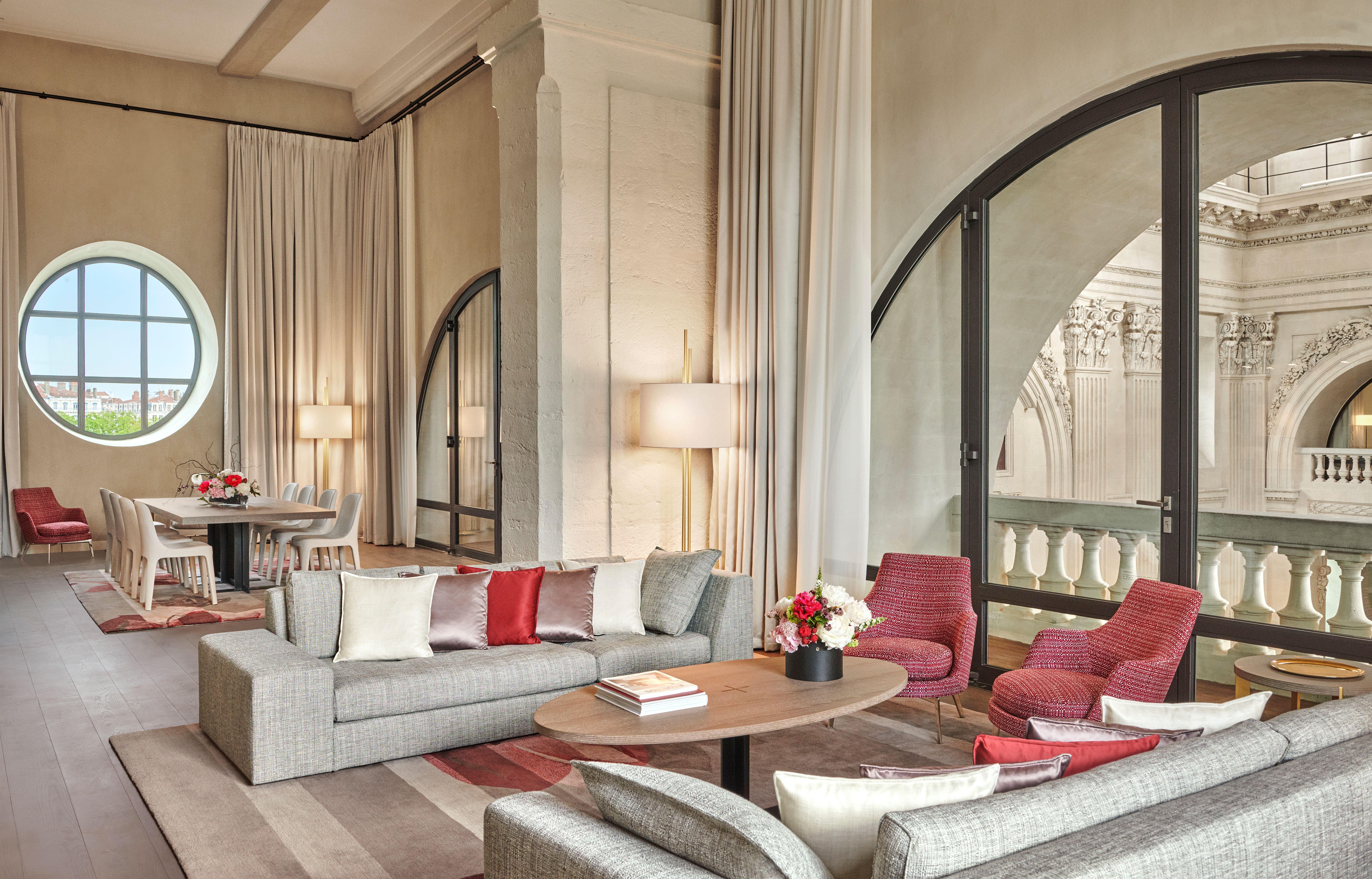 Intercontinental Lyon - Hotel Dieu By Ihg Esterno foto The living room of a suite at the hotel