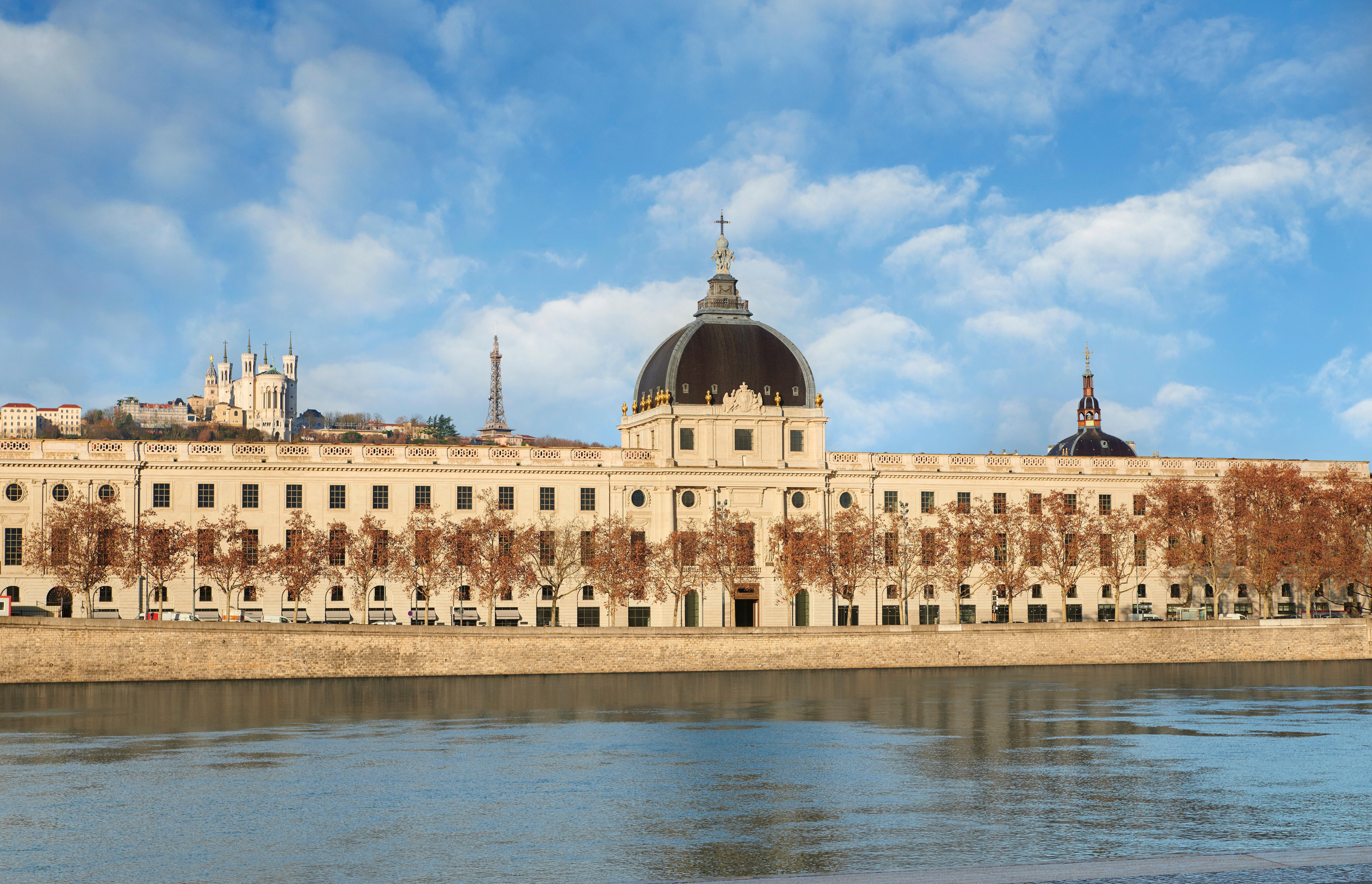 Intercontinental Lyon - Hotel Dieu By Ihg Esterno foto The headquarters of the Spanish National Library in Madrid.