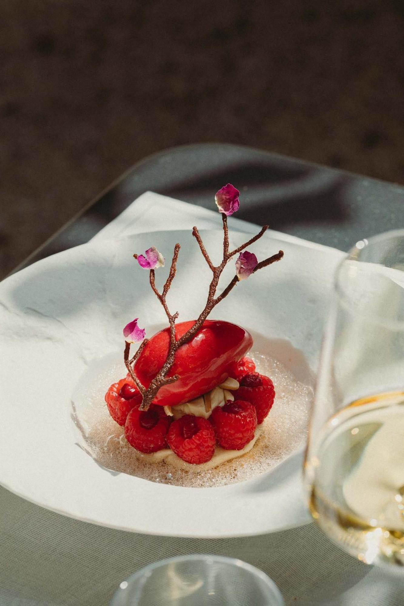 Intercontinental Lyon - Hotel Dieu By Ihg Esterno foto A strawberry dessert