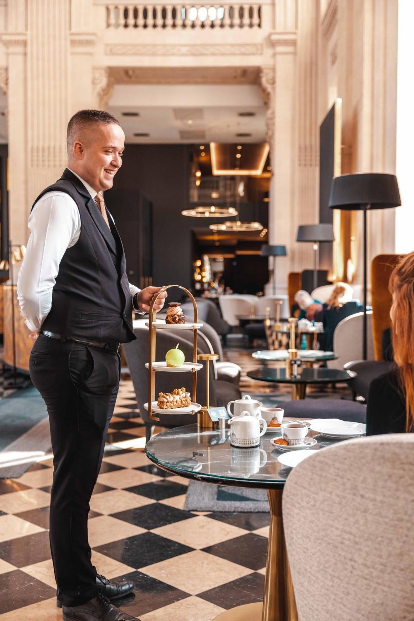 Intercontinental Lyon - Hotel Dieu By Ihg Esterno foto A butler serving afternoon tea at a hotel