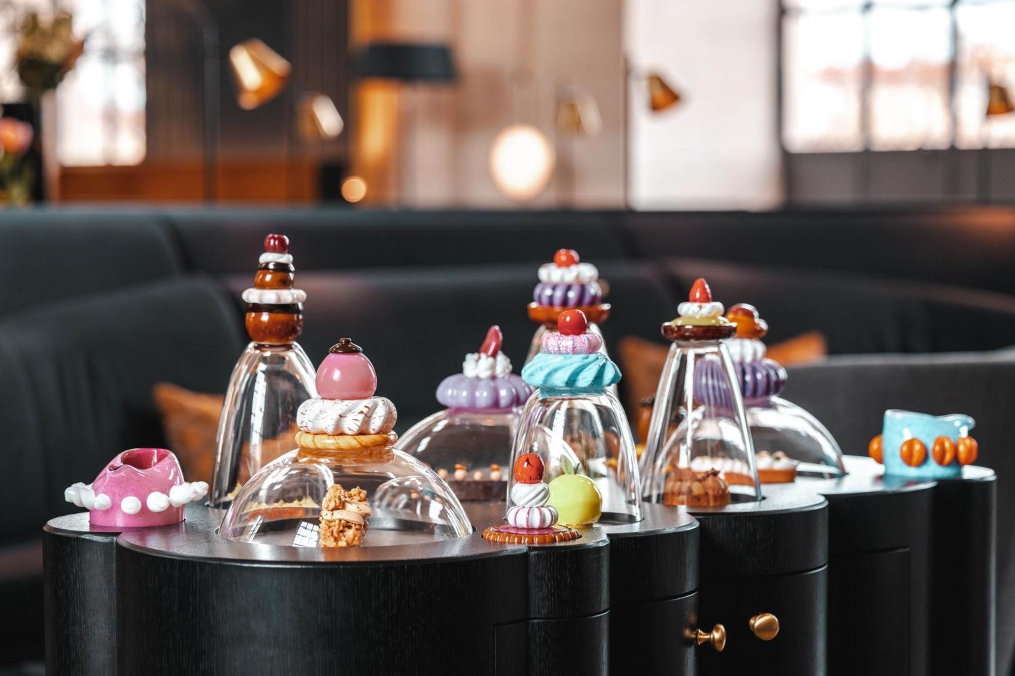 Intercontinental Lyon - Hotel Dieu By Ihg Esterno foto A selection of desserts at the restaurant