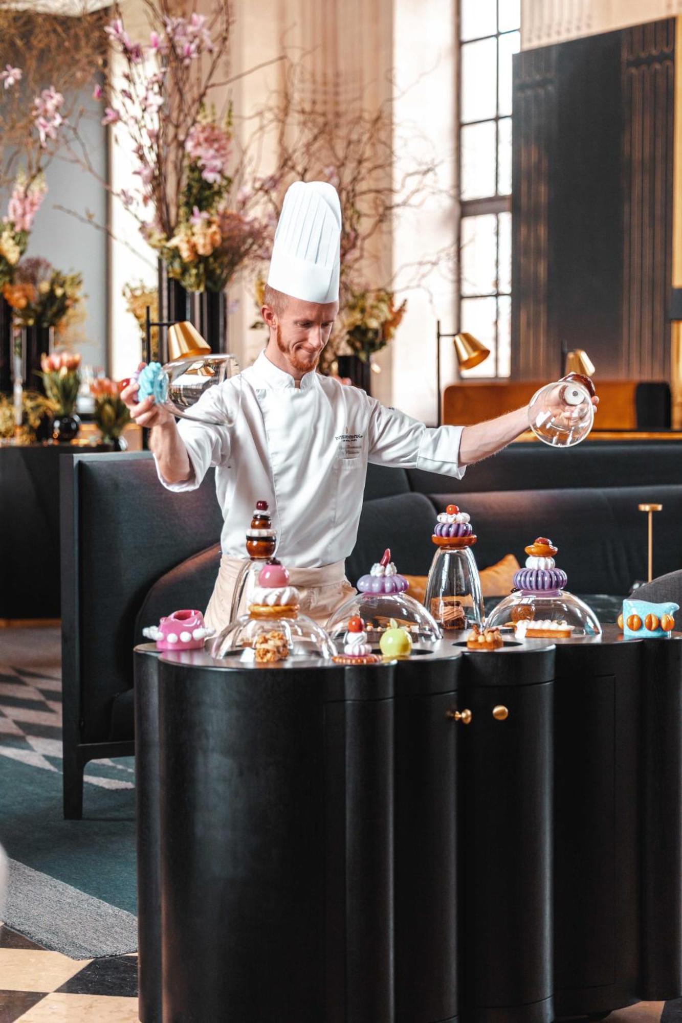 Intercontinental Lyon - Hotel Dieu By Ihg Esterno foto A pastry chef at work